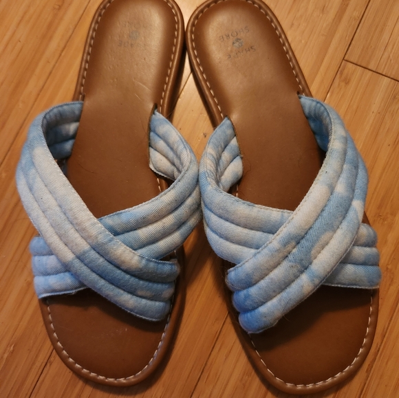Sandals/Slides - Picture 2 of 4